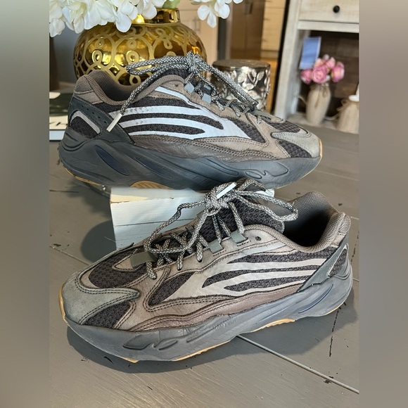 Size 9 - adidas Yeezy Boost‎ 700 V2 Geode  No Insoles Brown Grey - Picture 1 of 10